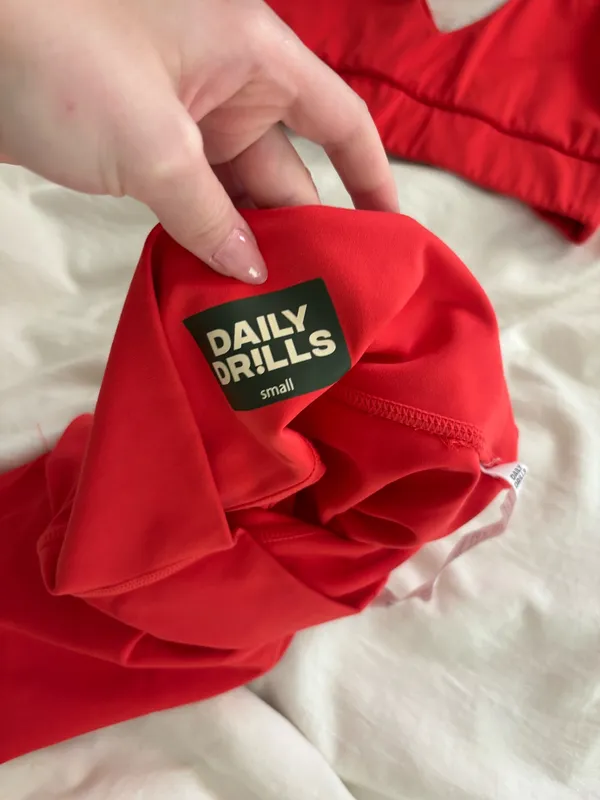 Bright red daily drills set - Image 3