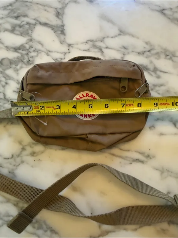 NWOT Kånken Ochre Hip Pack Dark OaK Crossbody Bag BROKEN CLASP - Image 4