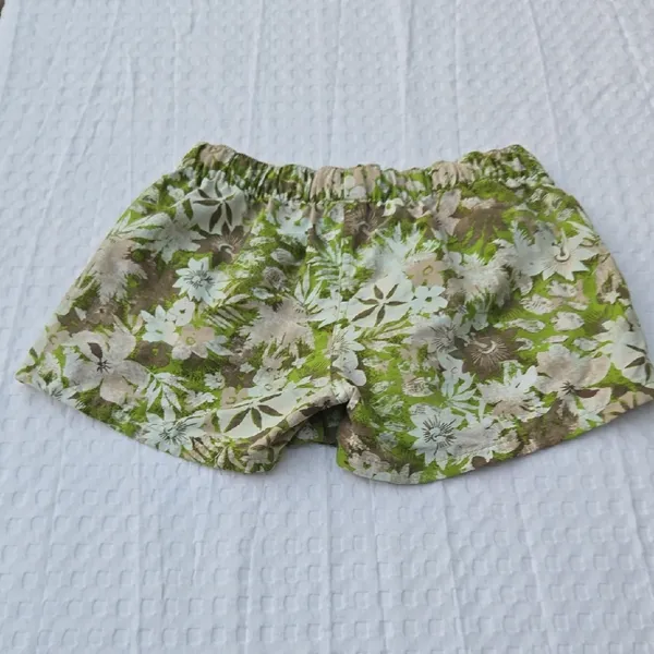 Patagonia Women's Green Floral Athletic Shorts - Image 3
