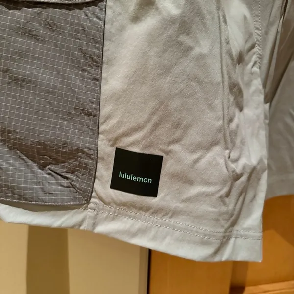 Lululemon Multi-Pocket Cargo HR Hiking Short 5" - seal grey - Image 4