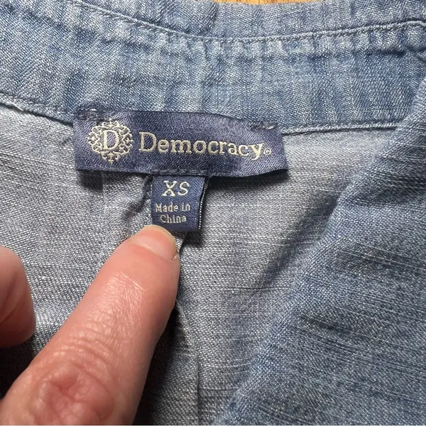 Democracy Linen Button-Up Denim‎ Blouse Womens Size XS Light Wash Casual Top - Image 4