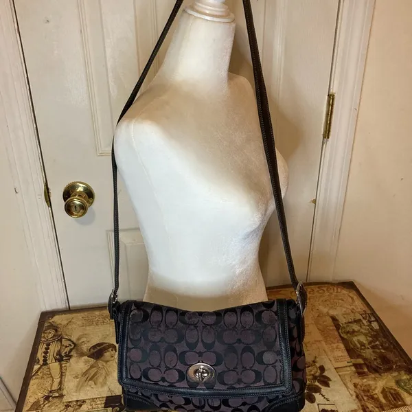COACH SIGNATURE Hampton Monogram SHOULDERBAG Flap twist lock closure - Image 5