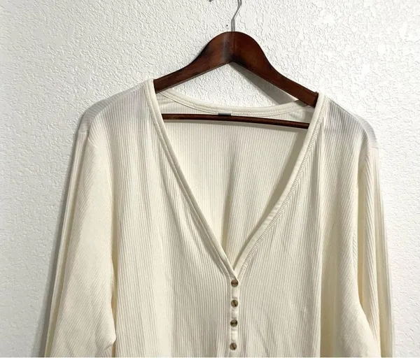 NWT Old Navy Womens Shirt Top Ivory Ribbed V Neck Long Sleeveeve Plus Size 4X - Image 3