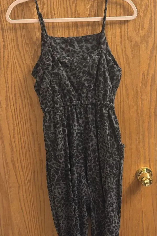 Old navy women’s jumpsuit size medium - Image 4
