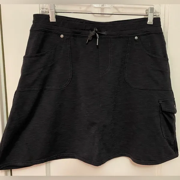 medium cargo skort in charcoal. - Image 3