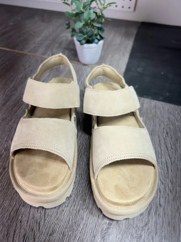 Koolaburra by UGG Tizz suede sandals women’s Sz 9.5 - Image 2