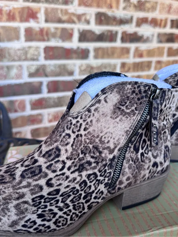 Very G Divine Leopard Print Ankle Booties LIGHT Taupe Women’s Size 9.5 NIB - Image 9