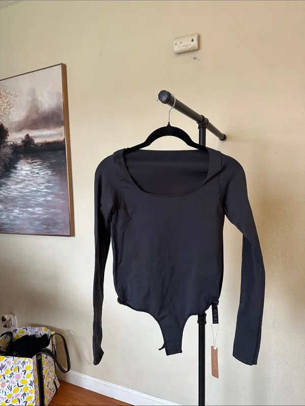Skims ESSENTIAL LONG SLEEVE SCOOP NECK BODYSUIT Onyx Nwt Size L/XL - Image 4