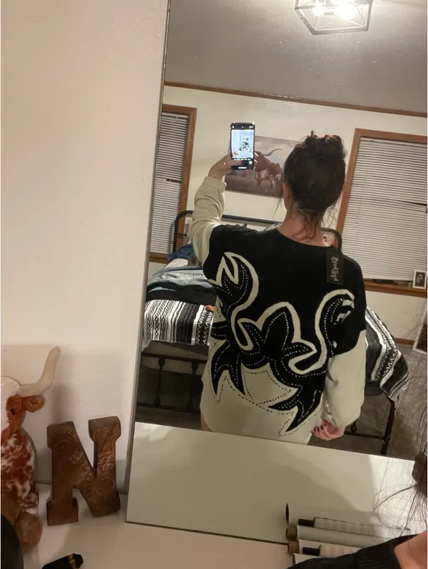 Boutique Sweater Multiple Size L - Image 3