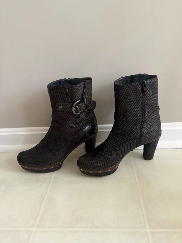 Stuart Weitzman Black Textured Leather Ankle Booties with Buckle Accent - Image 4
