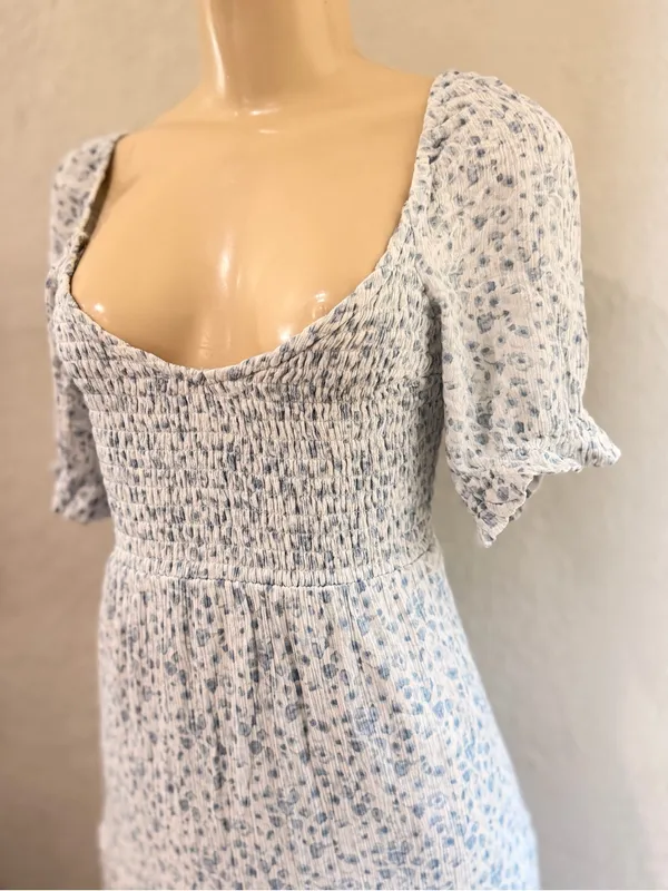 Abercrombie & Fitch light blue floral midi dress features a ruched bodice XS - Image 5