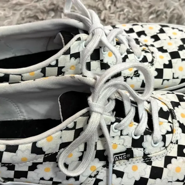 VANS WOMENS 6 Daisy checkered shoes white and black with laces VGUC - Image 2