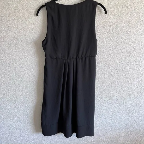 Theory‎ Women's Deep V-Neck Empire Waist Pleated Sleeveless Sheath Dress Black - Image 5