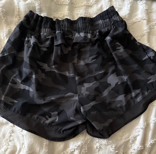 Athleta Mesh Racer Run Shorts 4" - Image 3