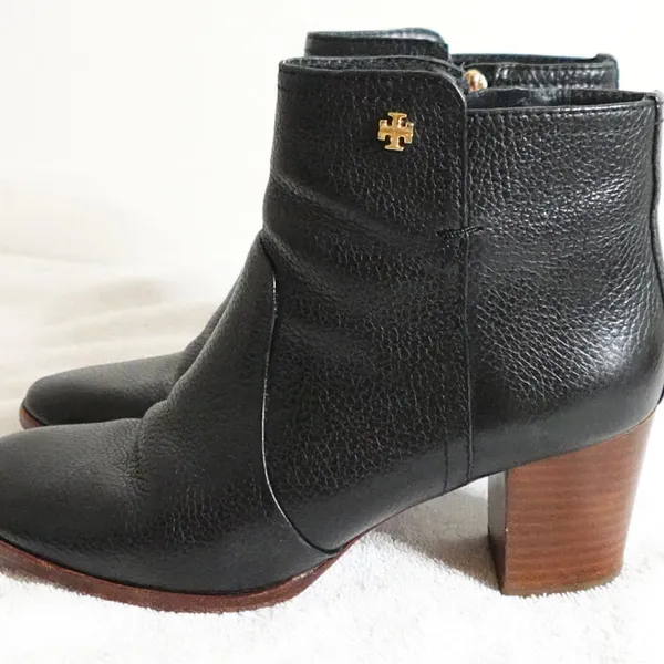 Tory Burch Black Pebbled Leather Pointed Toe Heel Chelsea Ankle Boots Size 8.5 - Image 3