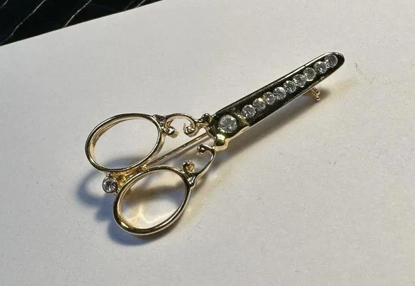 Gold Tone Scissors Rhinestone Brooch Pin Novelty NWOT - Image 4