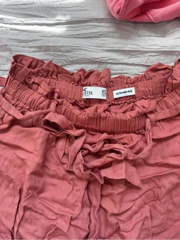 Hollister Cream Ribbed Bandeau Bralette with Pink Shorts - Image 4