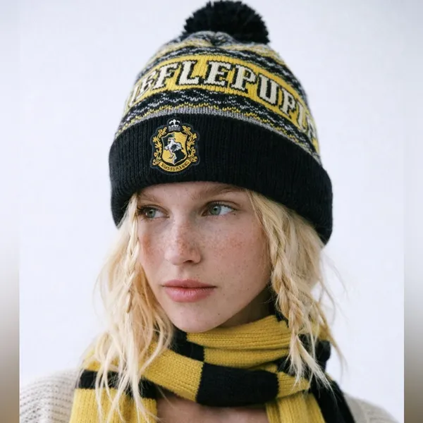 Harry Potter Hufflepuff Knit Pom Beanie Hat Black Yellow Warner Bros OS - Image 2