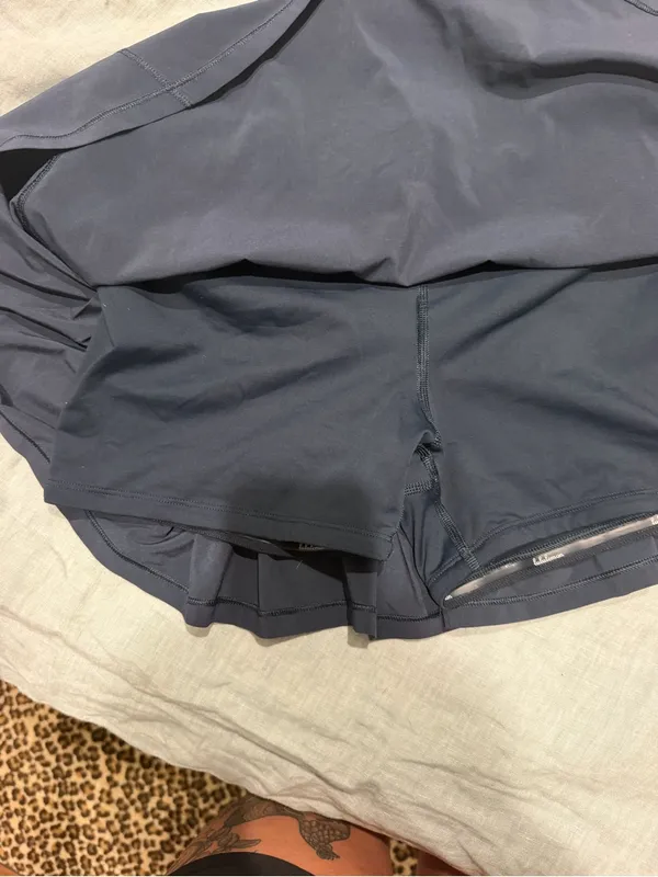 Lululemon circuit breaker skirt sz 6 dark navy/ charcoal - Image 4