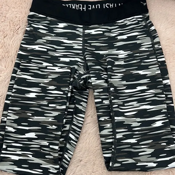 Nike dri fit women’s XS Capri length leggings - Image 2