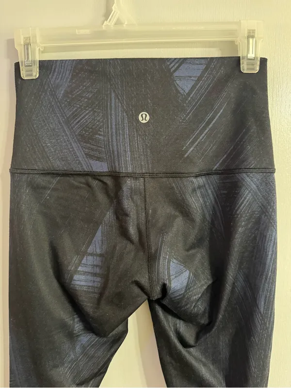 lululemon athletica Navy and Black Leggings with Brushstrokes Size 6 - Image 6
