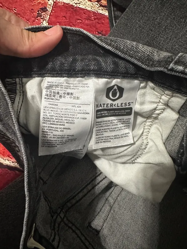 Women Levi’s jeans size 28 - Image 4