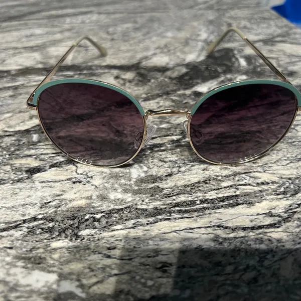Chic Green and Gold Sunglasses - Image 9