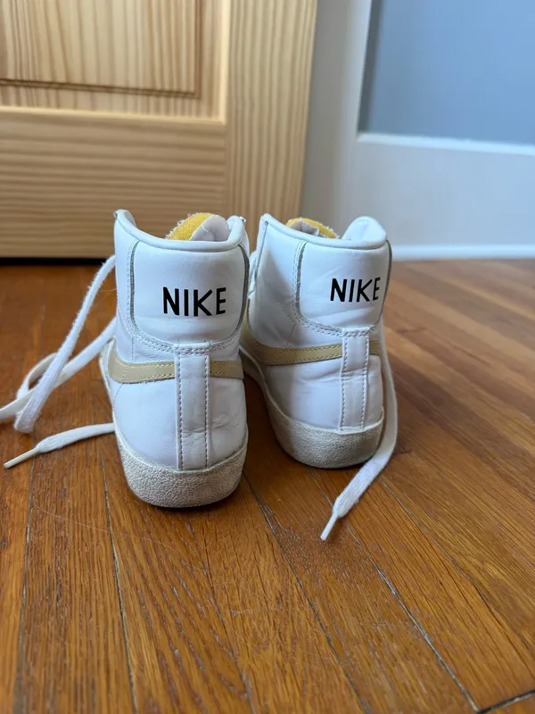 Nike Women’s Blazer Mid 77 Shoes - Image 2
