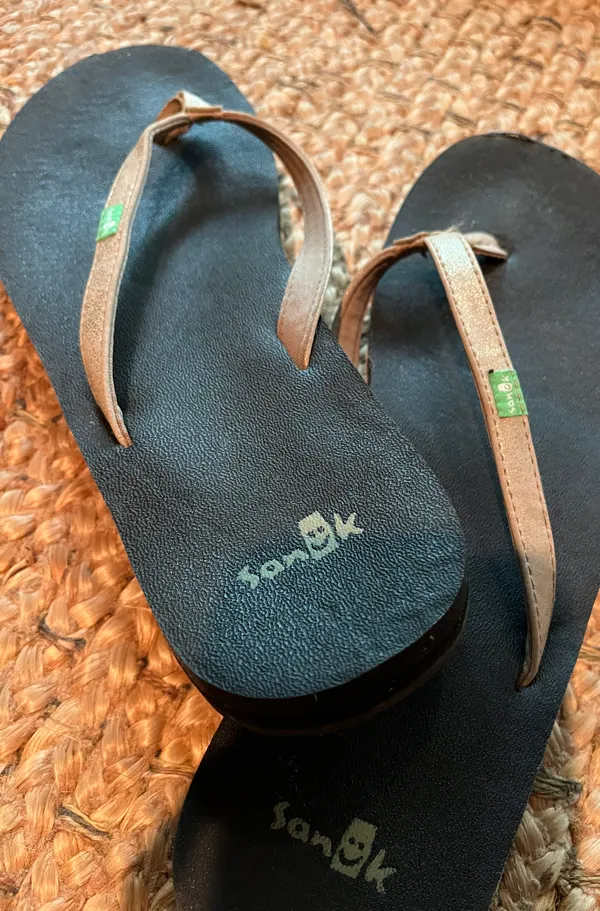 Shiny strapped flip flops Black Size 9 - Image 4