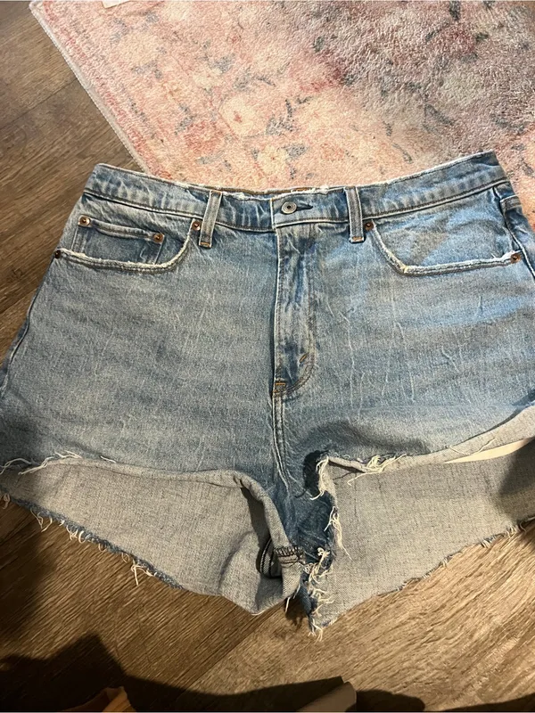 Abercrombie the mom High-Waist Light Blue Denim Cutoff Shorts - Image 3