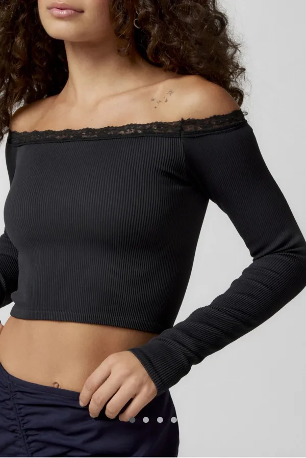 black off the shoulder tight crop top with lace trim - Image 4