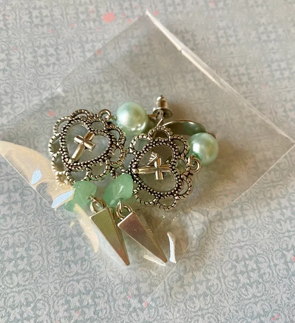 Handmade goth punk grunge fairy style heart cross & aventurine & glass pearls dangle earrings🌙🌹✝️ - Image 4
