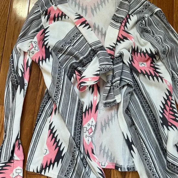 ❤️ 3/$25 Women's Pink and Black Aztec Patterned Cardigan - Image 2