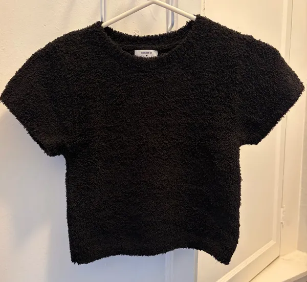 Cozy Black Short-Sleeve Fuzzy Top Size S - Image 4