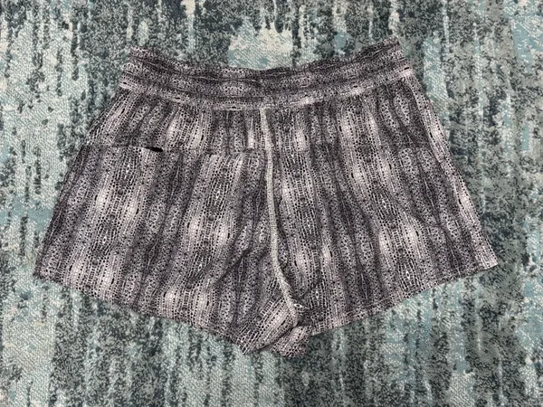 Vuori Dash Shorts Medium Dune Snake - Image 5
