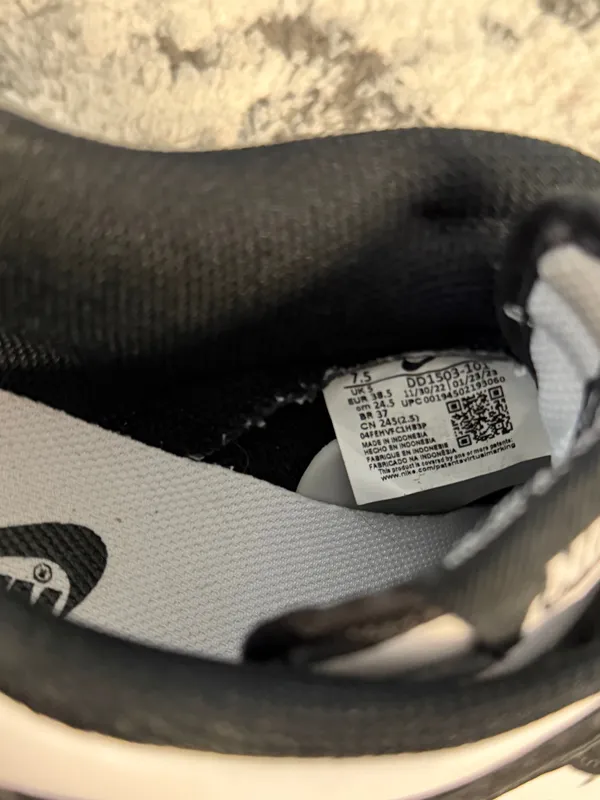 Nike panda dunks 7.5 - Image 5