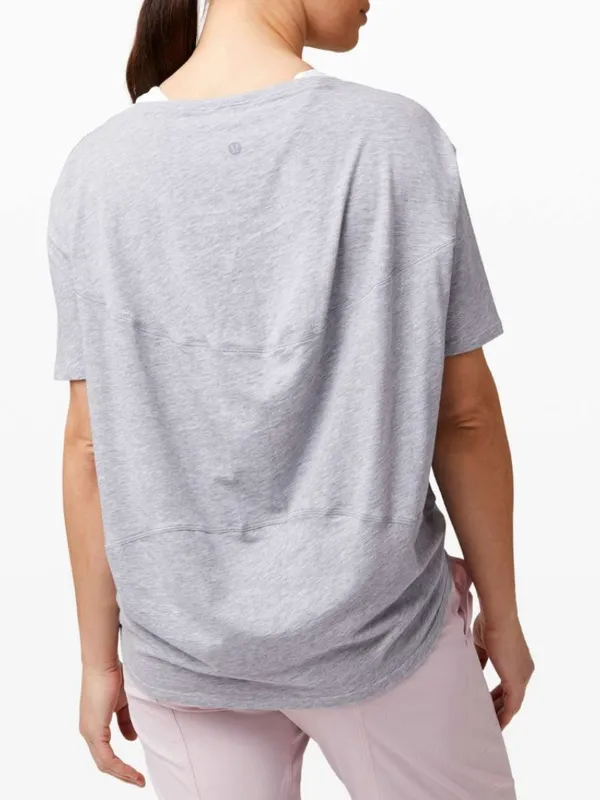 Lululemon Back In Action Short Sleeve Heathered Grey Size Small - Image 2