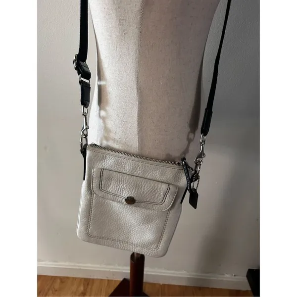 Coach leather white crossbody bag authentic with adjustable black strap - Image 3