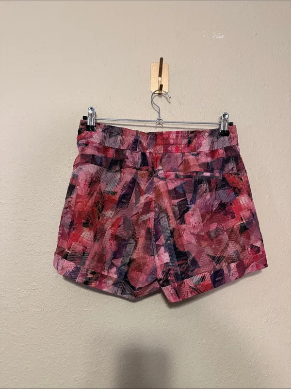 Lululemon High Rise Spring Break Away Shorts‎ Size 6 in Sun Dazed Multi Pink - Image 4