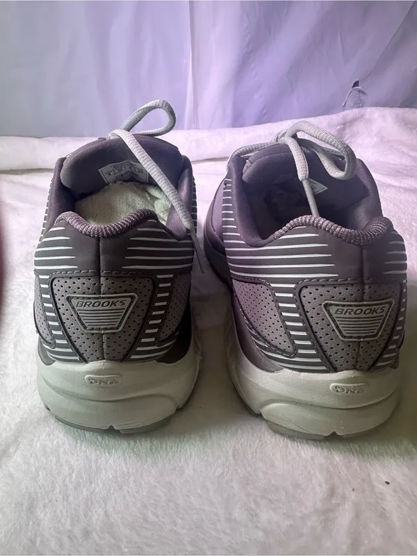Brooks Women's Lavender Athletic Walking Shoe with White Accents - Image 7