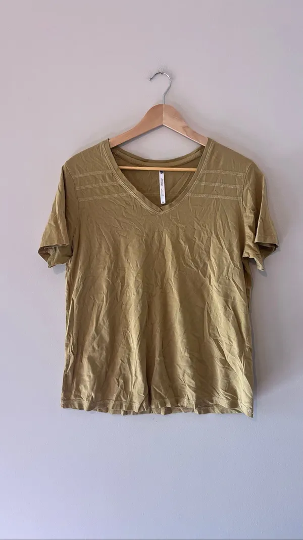 Kühl Women’s Organic Cotton V-Neck Short Sleeve Mustard Yellow Olive Green Top M - Image 2