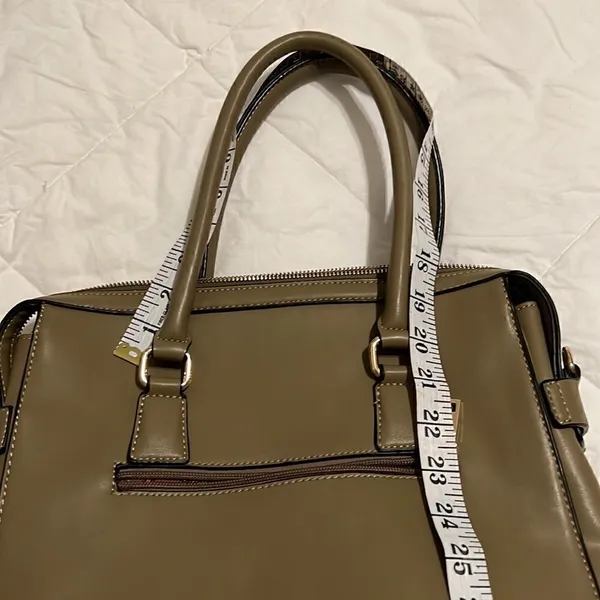 Beautiful green crossbody handbag Lots of details and pockets EUC - Image 7
