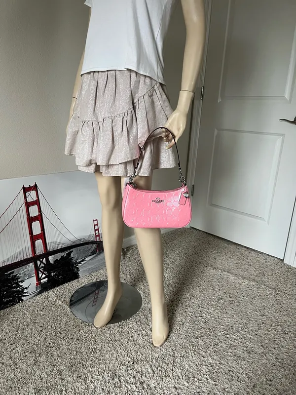 Coach Teri Shoulder Bag In Signature Leather With Heart Charm - Image 9