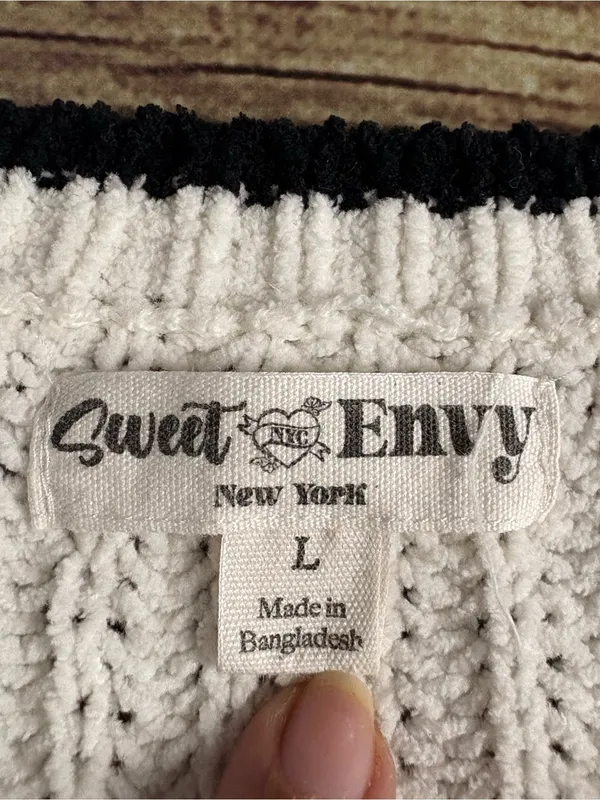 Sweet Envy NY Cream Cable-Knit Crewneck Sweater with Black Trim Size L - Image 4
