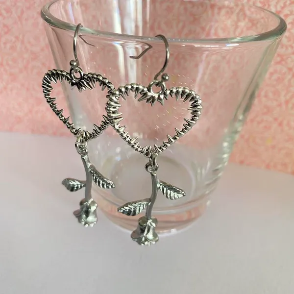 goth rose & thorn heart dangle earrings✨ - Image 2