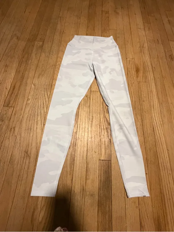 Alo Yoga High-Waist Light Gray Vapor White Camo Leggings - Image 4