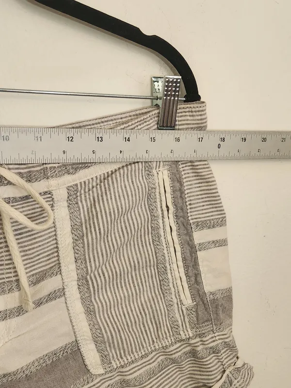 Lou and Grey Linen Blend Off-White and Light Blue Striped Shorts Size Medium - Image 6