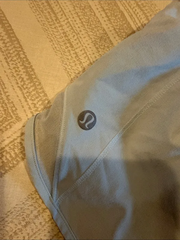 Lululemon Hotty Hot Shorts Low Rise 2.5” Pale Grey Size 2 - Image 5