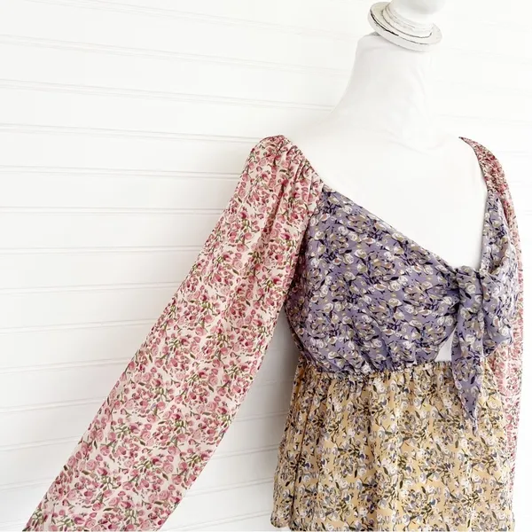 Buckle Floral Chiffon Keyhole Top Size Medium - Image 4