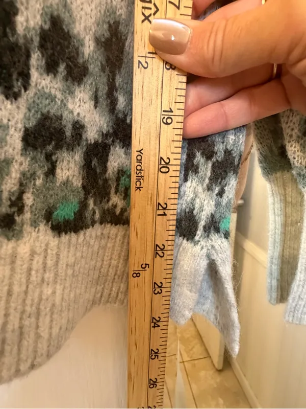 LOFT Grey Leopard-Print V-Neck Sweater with Teal Accents - Image 6